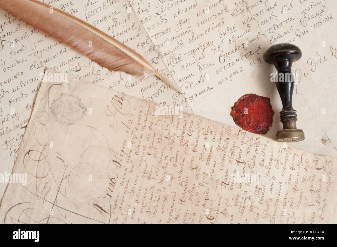 Sfondo di lettere antiche scritte a mano con una penna d'oca e un sigillo di cera rossa, ideale per copertine di libri storici e design di documentari vintage. Foto Stock