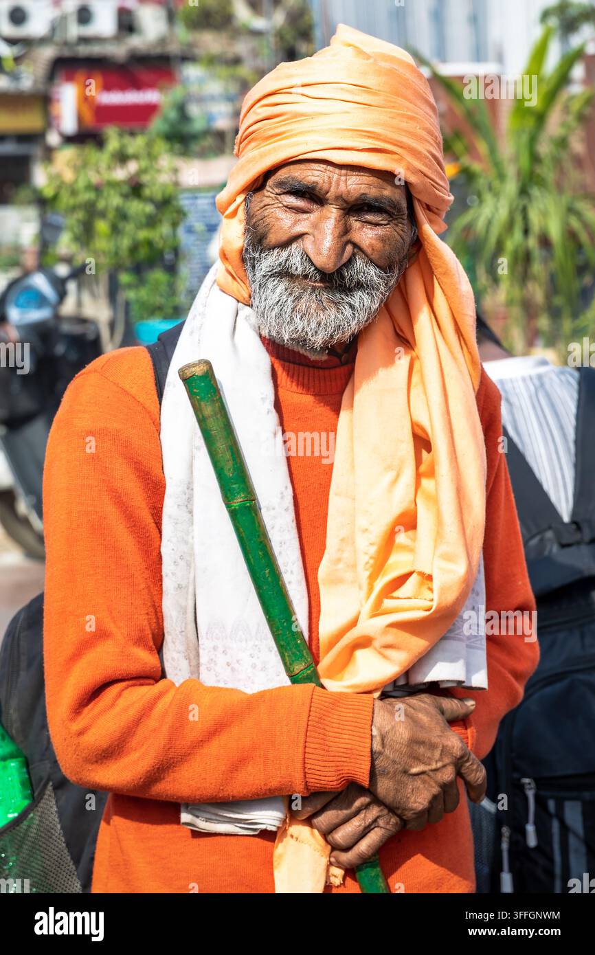 Ritratto di un uomo indiano in abiti tradizionali arancioni a Nuova Delhi, India. Foto Stock
