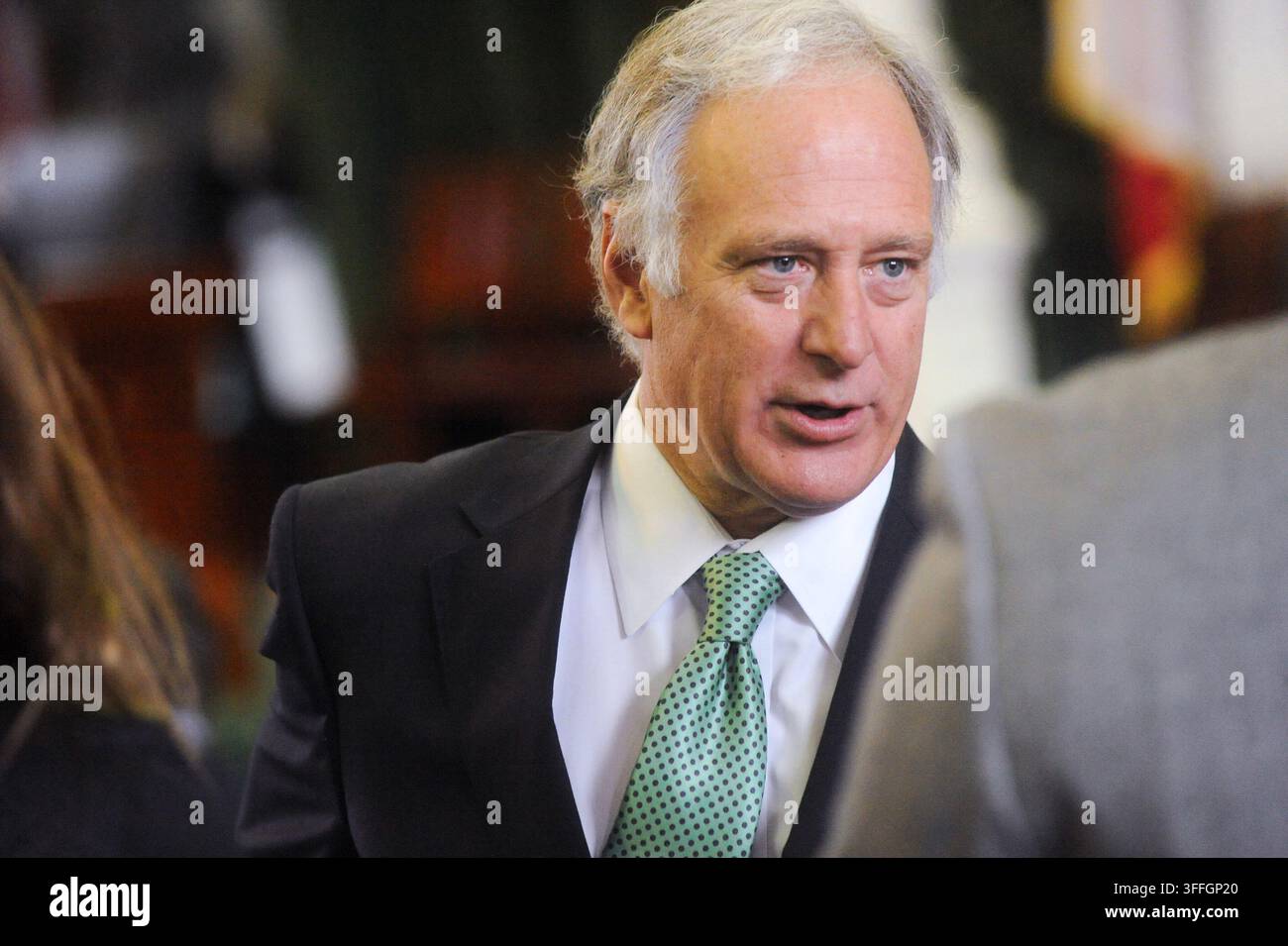 Il senatore dello Stato del Texas Kirk Watson parla con un collega, Austin, Texas, 8 gennaio 2013. (Foto di John Anderson/The Austin Chronicle) Foto Stock