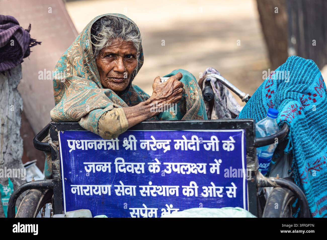 Anziana donna indiana in abiti tradizionali a Nuova Delhi, India. Foto Stock