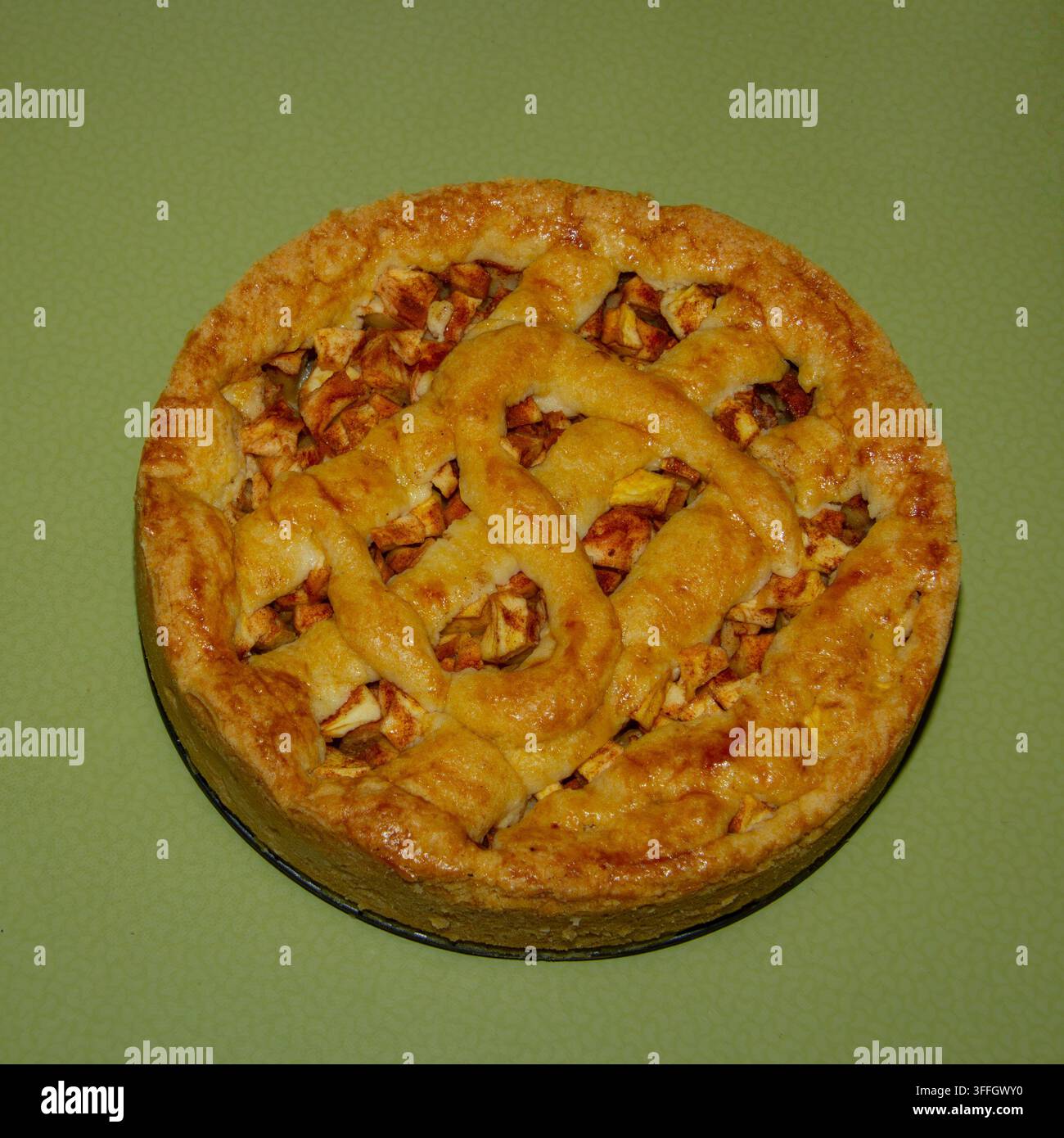 Torta di mele fatta in casa cotta al forno con cannella Foto Stock