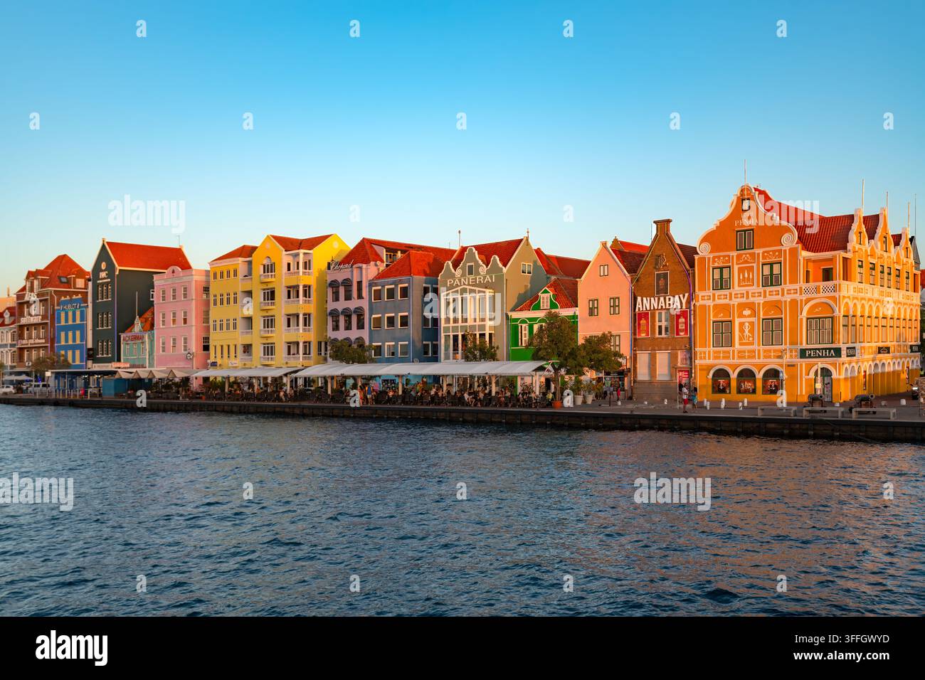 Willemstad, Curacao - Edifici tradizionali vivaci in stile coloniale olandese costeggiano il pittoresco lungomare del porto di Handelskade. Foto Stock