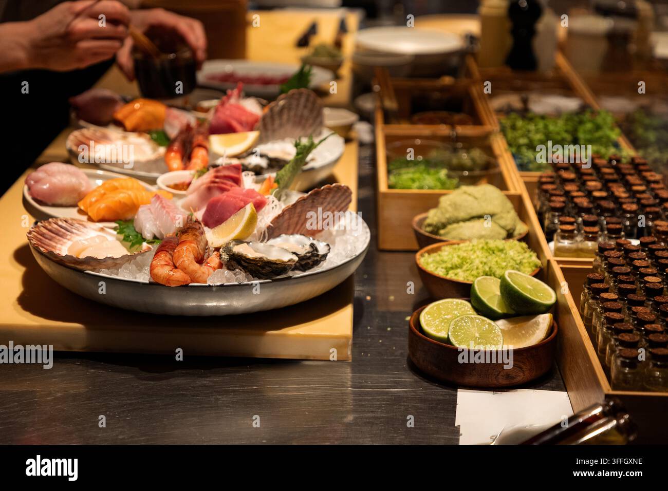 Vassoio di frutti di mare freschi con una varietà di pesci, guarnito con erbe e agrumi, disposto meravigliosamente su un tavolo di legno per un piacere culinario. Foto Stock