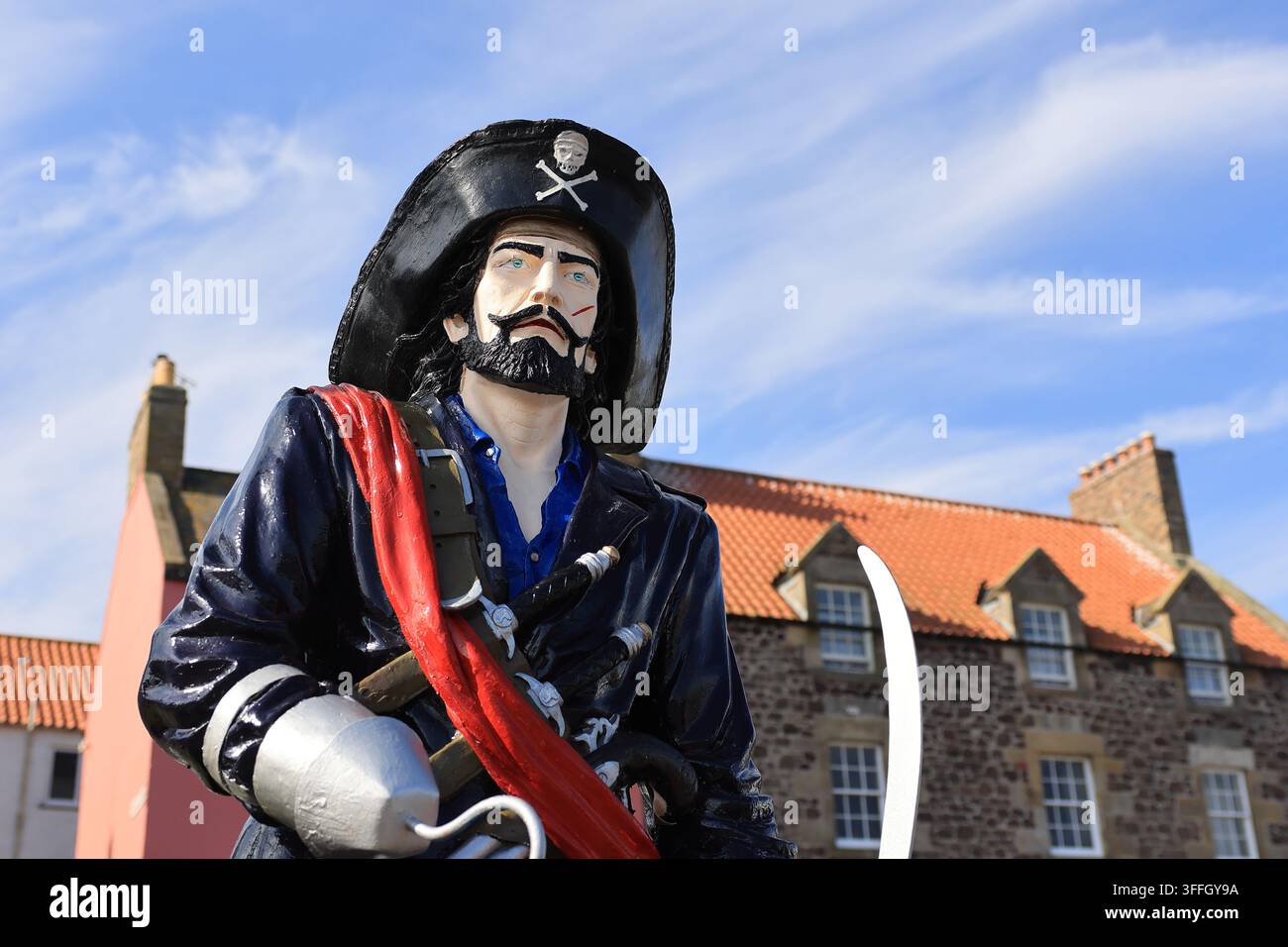 Figure di pirati intorno al porto di Victoria, a Dunbar, come parte della storia marittima locale, Scozia, Regno Unito. Foto Stock