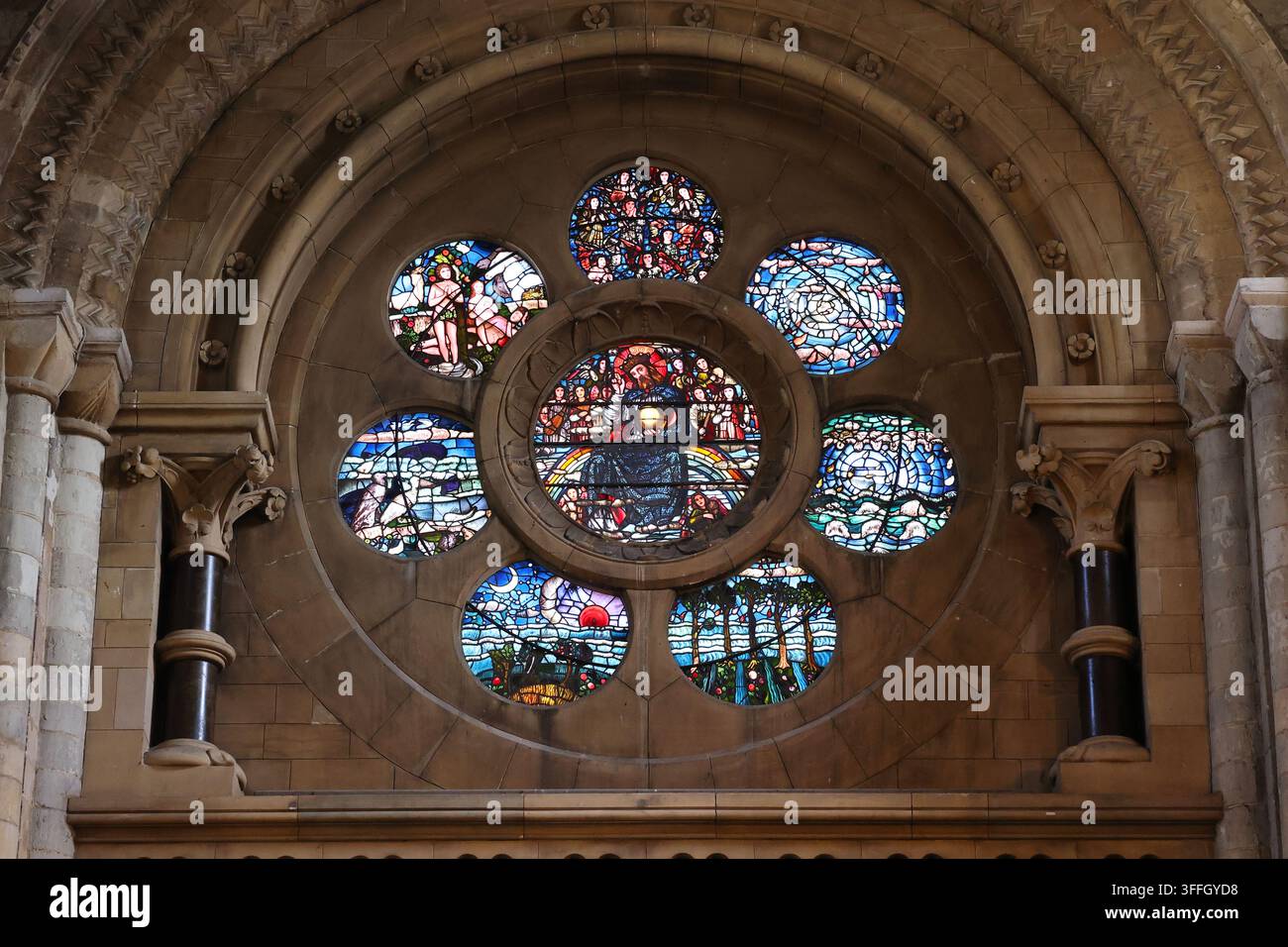 La chiesa sopravvissuta a Waltham Abbey, dove si trova la pietra commemorativa dei re Harold, ucciso nella battaglia di Hastings nel 1066, nell'Essex, Regno Unito. Foto Stock