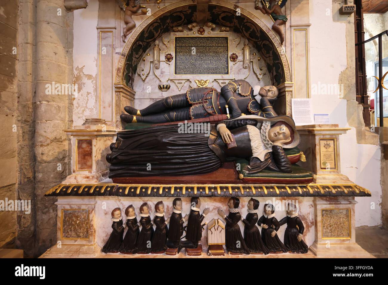 La chiesa sopravvissuta a Waltham Abbey, dove si trova la pietra commemorativa dei re Harold, ucciso nella battaglia di Hastings nel 1066, nell'Essex, Regno Unito. Foto Stock