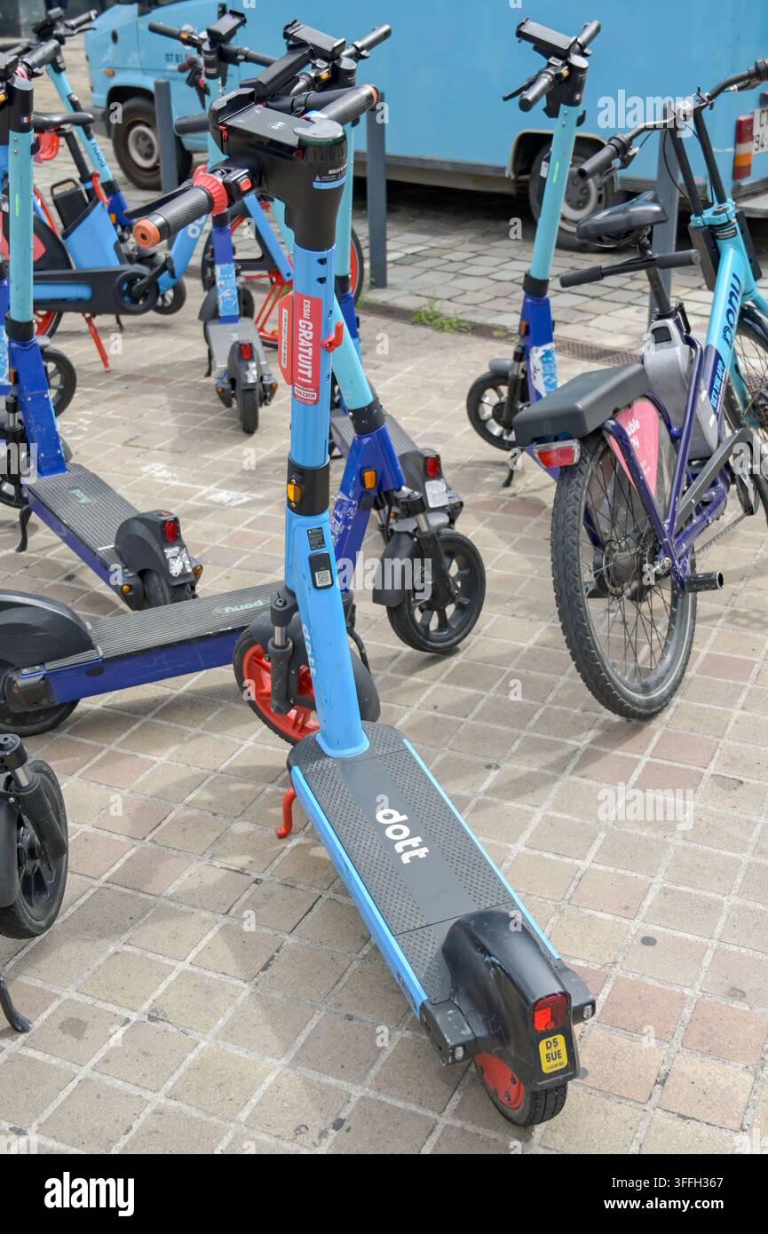 Bordeaux, Francia - 31 agosto 2026: Scooter elettrici del sistema di condivisione Dott lasciati su un marciapiede in una strada del centro città. Foto Stock