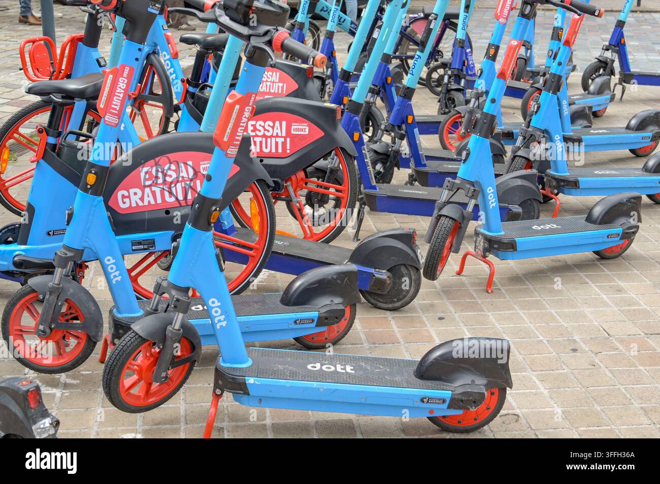 Bordeaux, Francia - 31 agosto 2026: Scooter elettrici del sistema di condivisione Dott lasciati su un marciapiede in una strada del centro città. Foto Stock