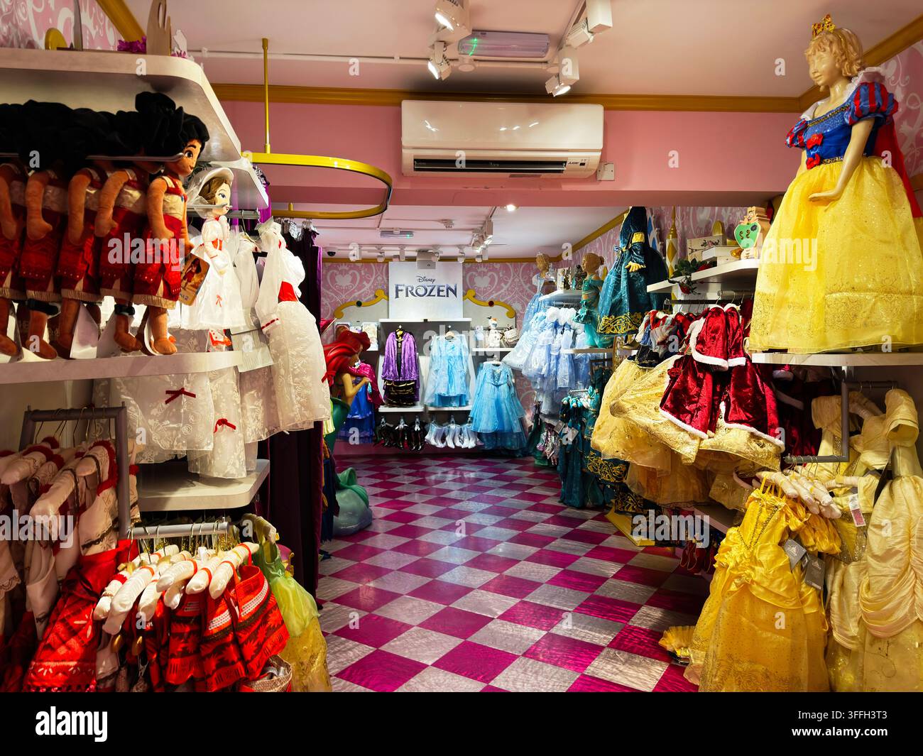 Dublino, Irlanda - 22 maggio 2026: Interno di una boutique colorata con abiti da principessa Disney, costumi di Frozen e outfit per feste per bambini a Dublino, Irela Foto Stock