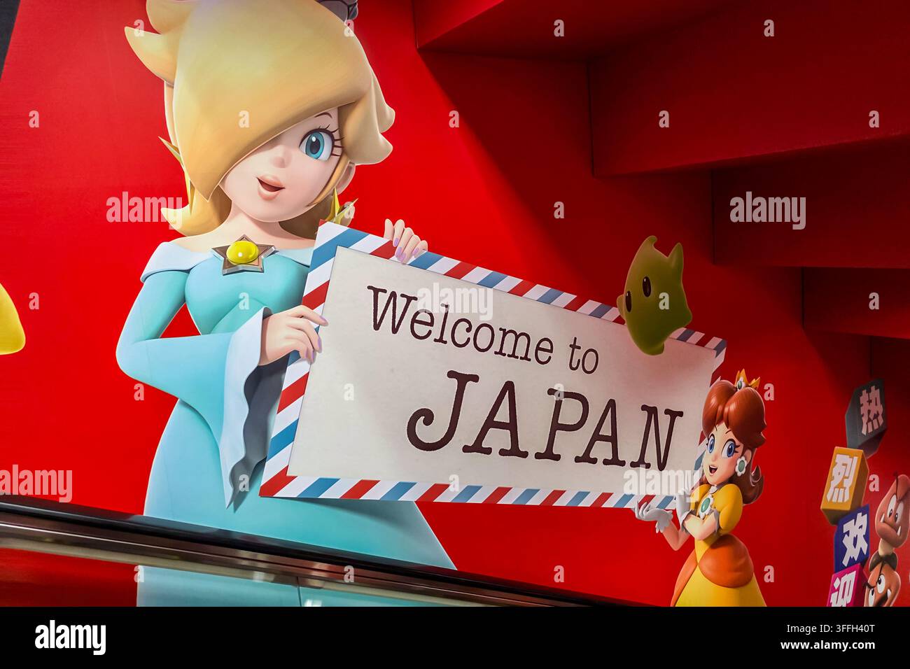 Narita, Giappone – 16 luglio 2026: I personaggi di Nintendo Rosalina, Luma e Principessa Daisy accolgono i passeggeri in arrivo in una colorata esibizione all’aeroporto di Narita Foto Stock