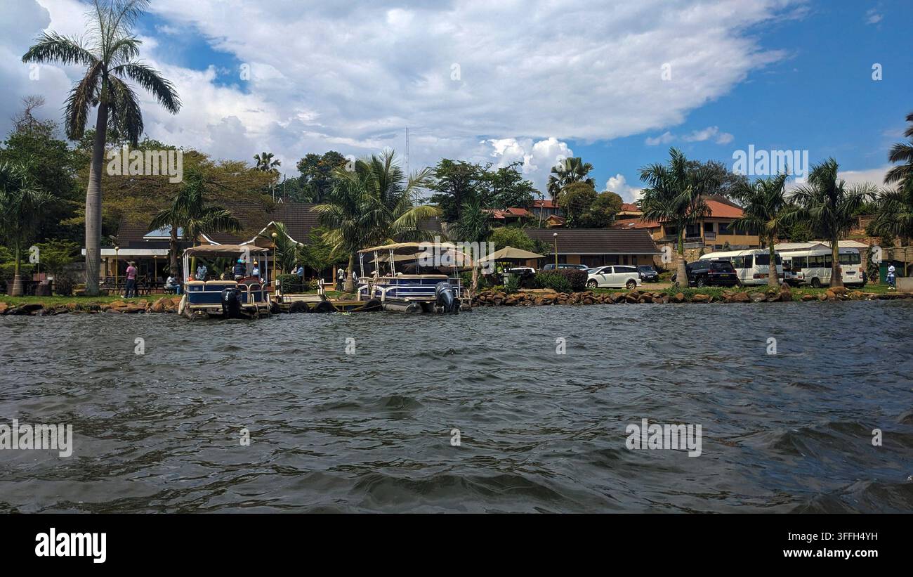 Jinja, Uganda - 2 novembre 2024. Una vista delle rive del Lago Vittoria in Uganda, vicino alla fonte del Nilo a Jinja Foto Stock