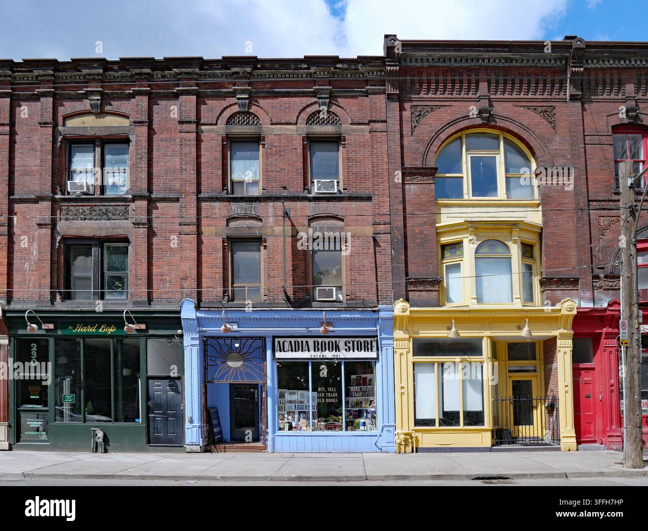 Antichi edifici della strada principale a Toronto, con negozi al piano terra, un edificio storico classificato costruito nel 1889 Foto Stock