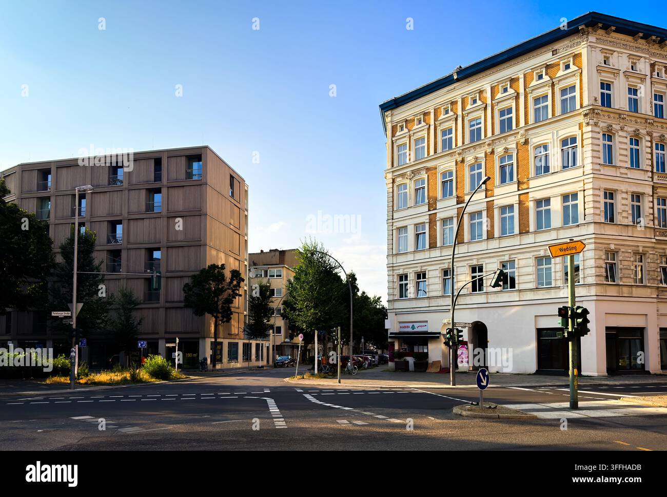 MOA WOOD (2024, AHM Architekten) incontra un edificio d'angolo restaurato dell'epoca Gründerzeit, Stendaler Straße, Moabit, Berlino Foto Stock