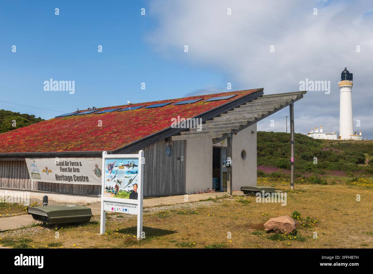 Centro del patrimonio della Royal Airforce e del Fleet Air Arm, faro di Covesea Skerries, Moray Firth, Lossiemouth, Maray, Scozia, Regno Unito Foto Stock