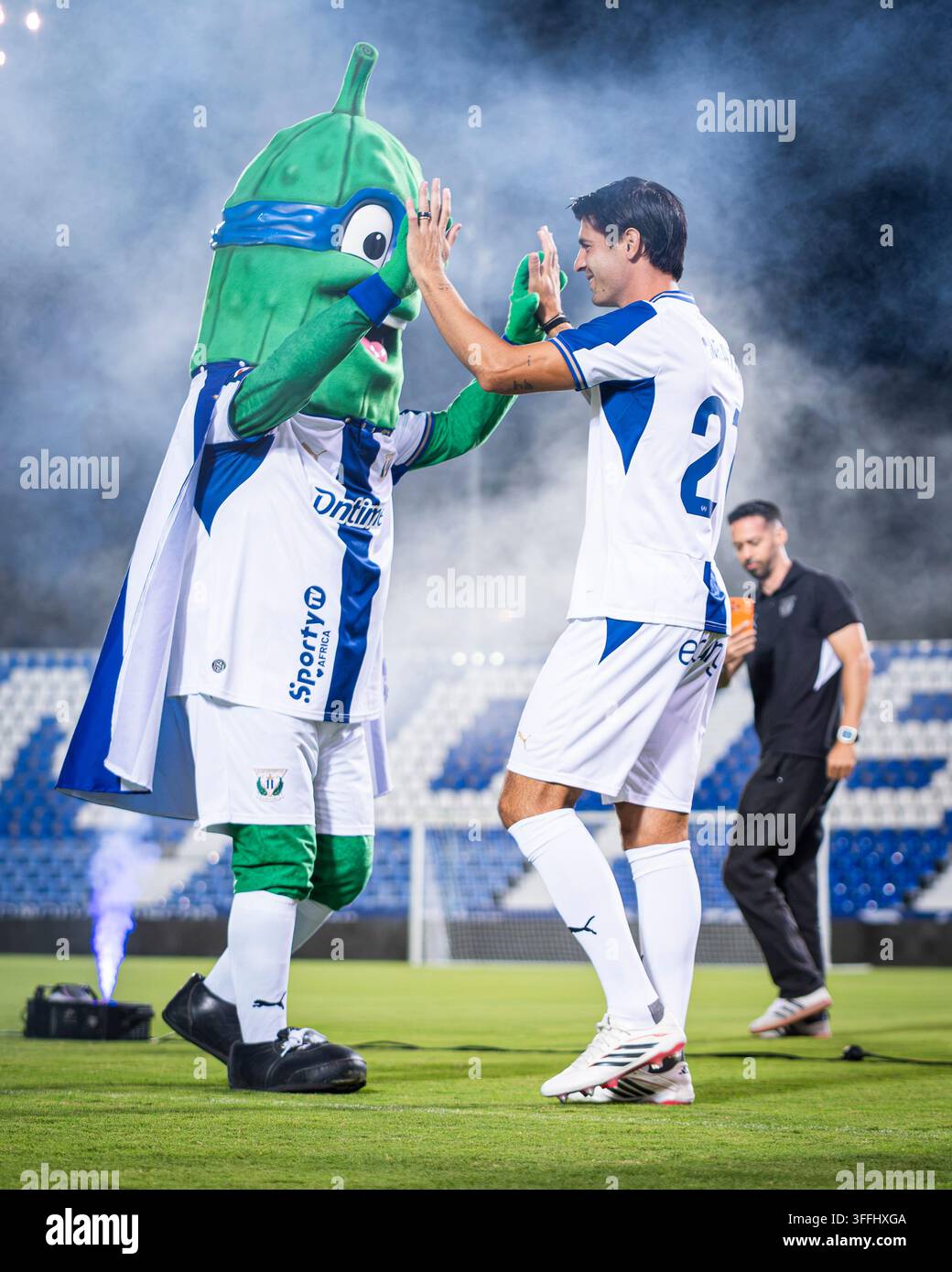 Álvaro Morata alla presentazione come nuovo giocatore del CD Leganés. Álvaro Morata durante la sua presentazione come nuovo giocatore del CD Leganés all'Estadio Ontime Butarque il Augu Foto Stock