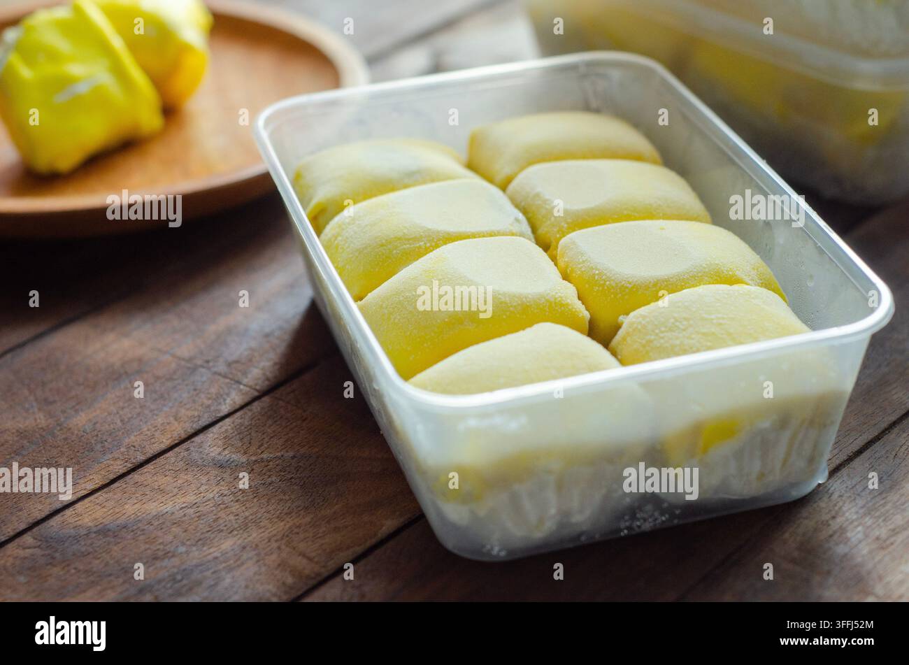 Rotoli di Durian freschi in contenitore di plastica riutilizzabile Foto Stock