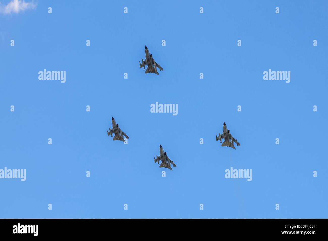 Jet da combattimento militari che volano in formazione in un cielo azzurro limpido durante una manifestazione aerea Foto Stock