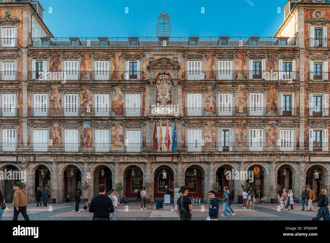 Madrid, Spagna: 7 apr. 2025 – La facciata riccamente dipinta di un edificio storico che raffigura figure mitologiche si affaccia sulla Plaza Mayor di Madrid, con tou Foto Stock