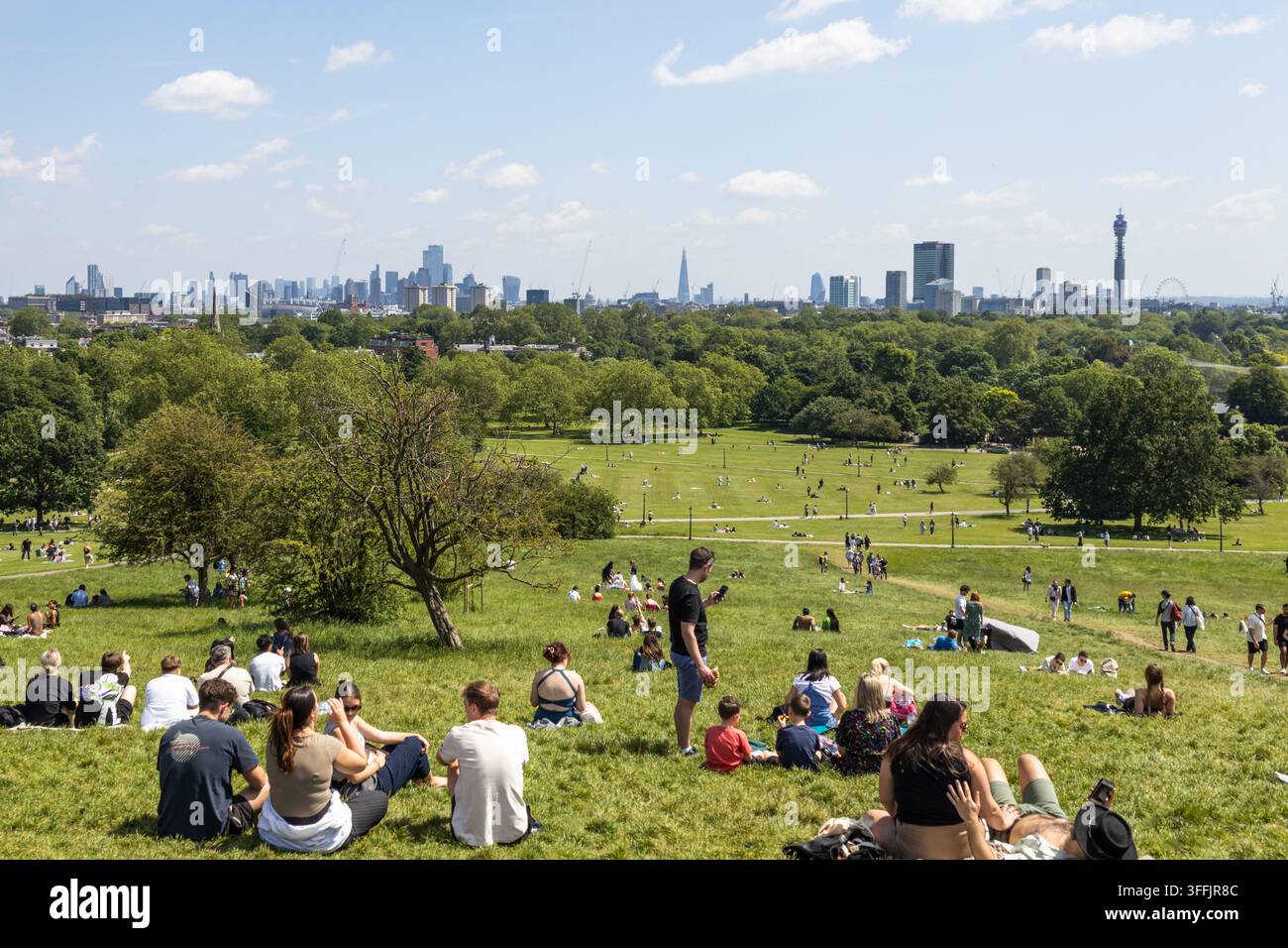 Folli seduti su Primrose Hill che sovrastano Londra. Londra, Regno Unito, 2 giugno 2024 Foto Stock