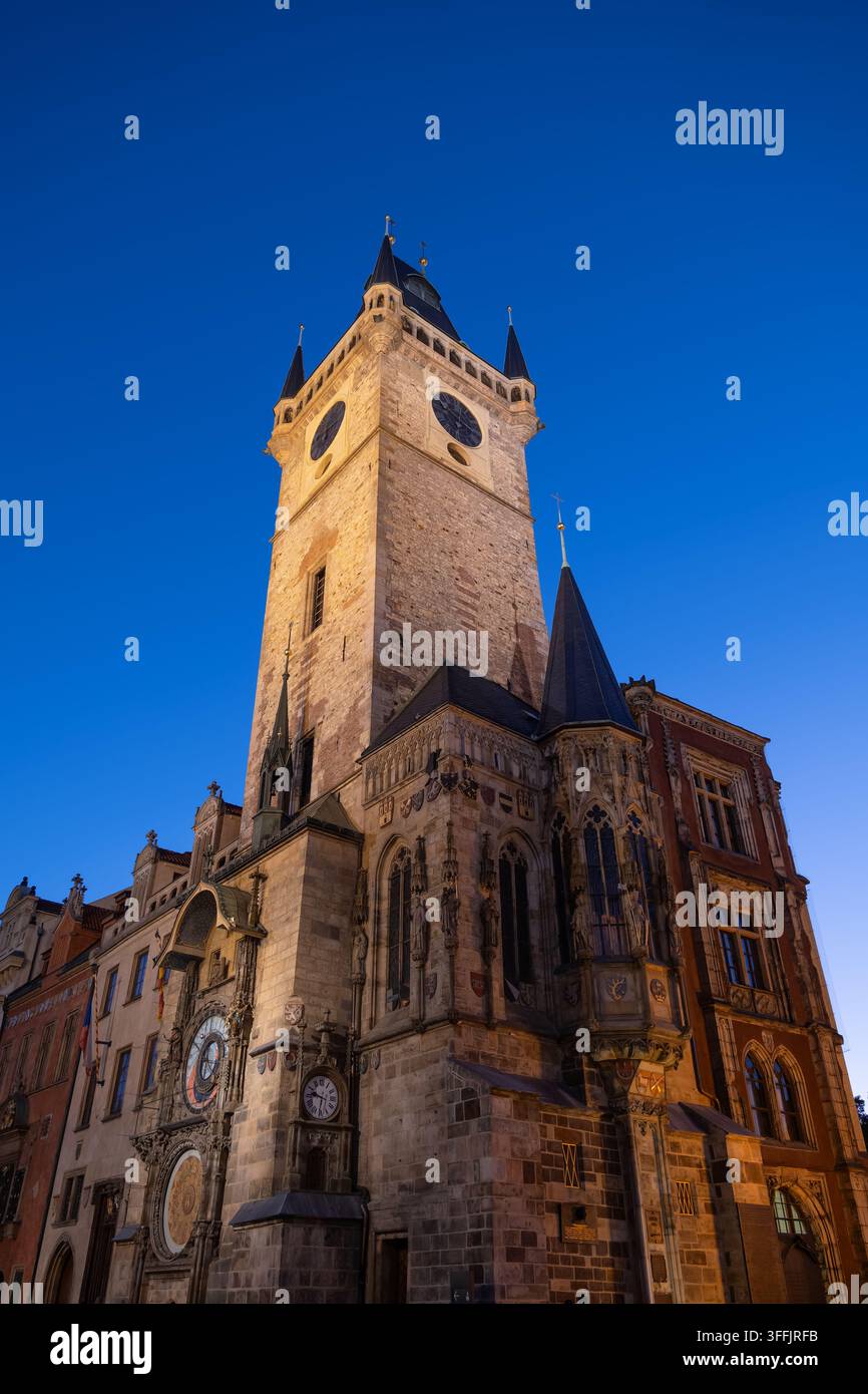 Torre del vecchio municipio del XIV secolo di notte nella città di Praga, Repubblica Ceca. Foto Stock