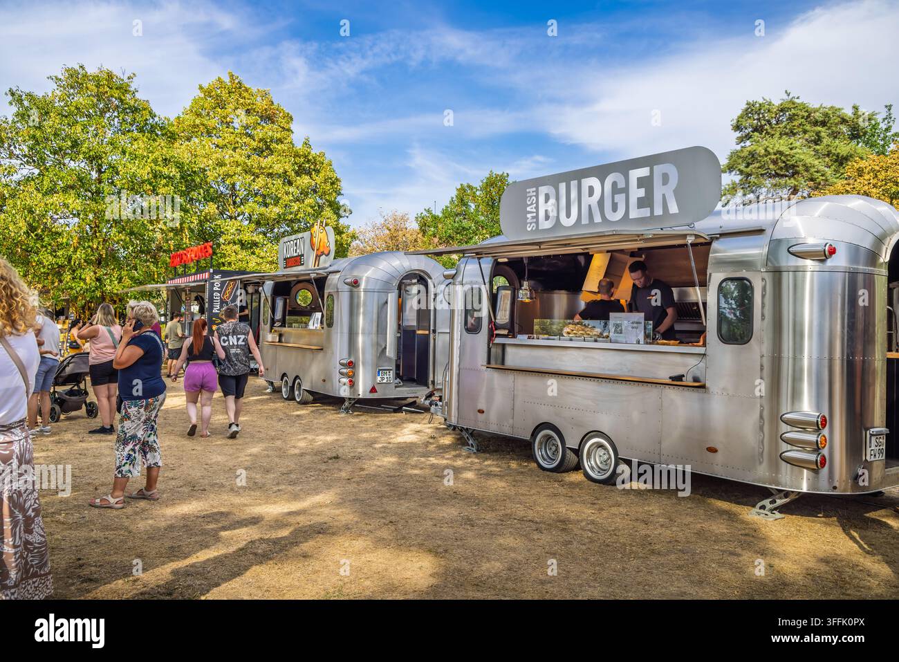 Hockenheim, Germania - 7 agosto 2026: Diversi food truck che servono delizioso street food a un evento festivo all'aperto Foto Stock