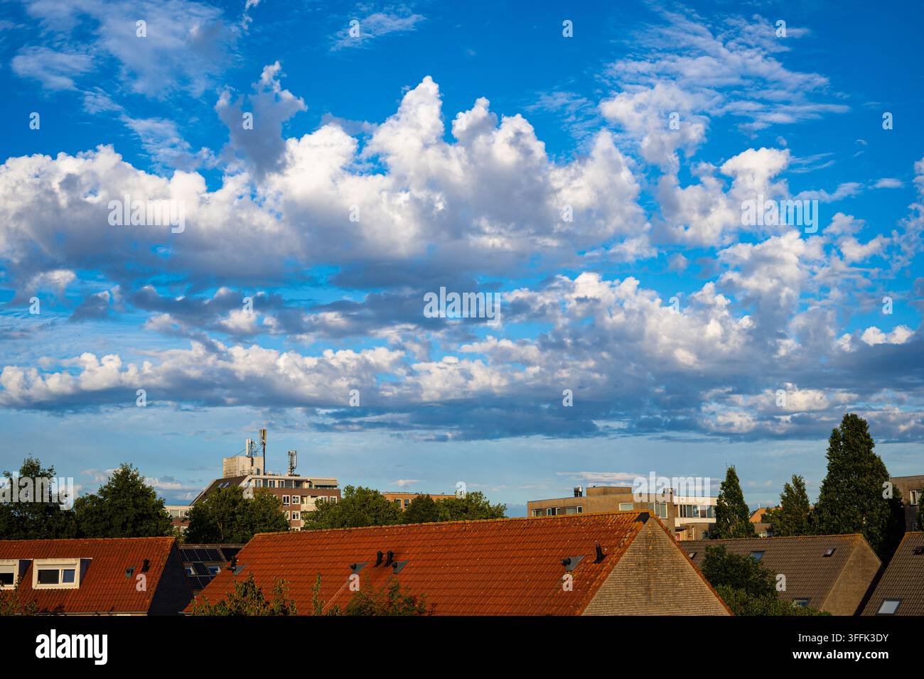 Alte nuvole cumulo contro un cielo blu stantio. Foto Stock