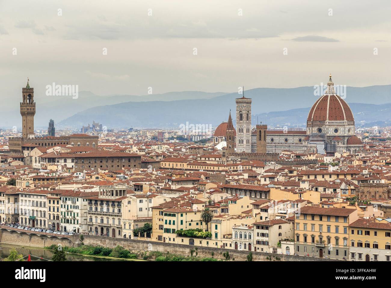 FLORENZA, ITALIA - 13 SETTEMBRE 2018: Questa è una vista del centro storico dalla cima di Piazza Michelangelo nella foschia autunnale della sera. Foto Stock
