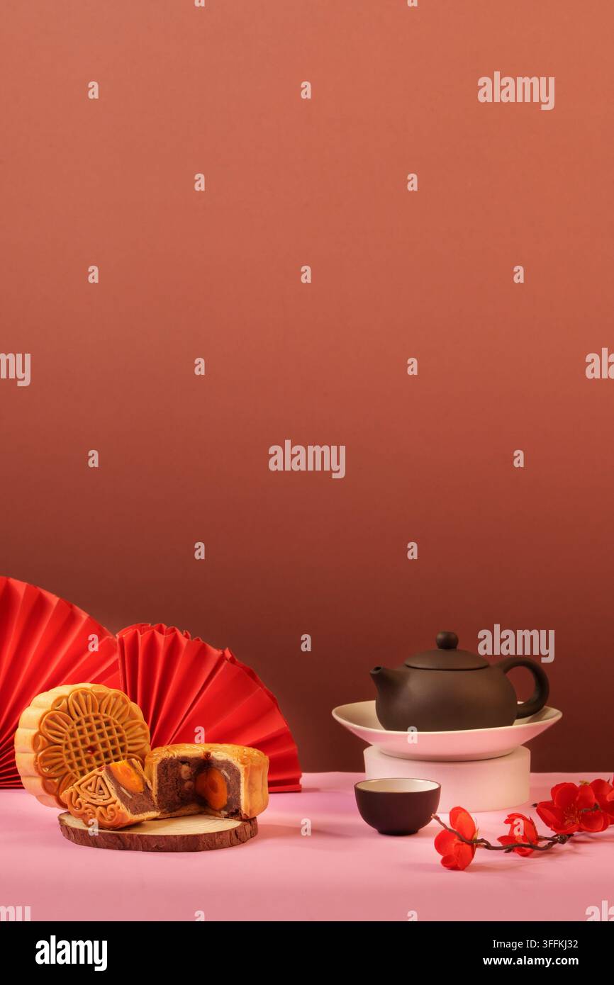 Tradizionali mooncake e servizio da tè con spazio per copia per il concetto del Festival di Mezza Autunno Foto Stock