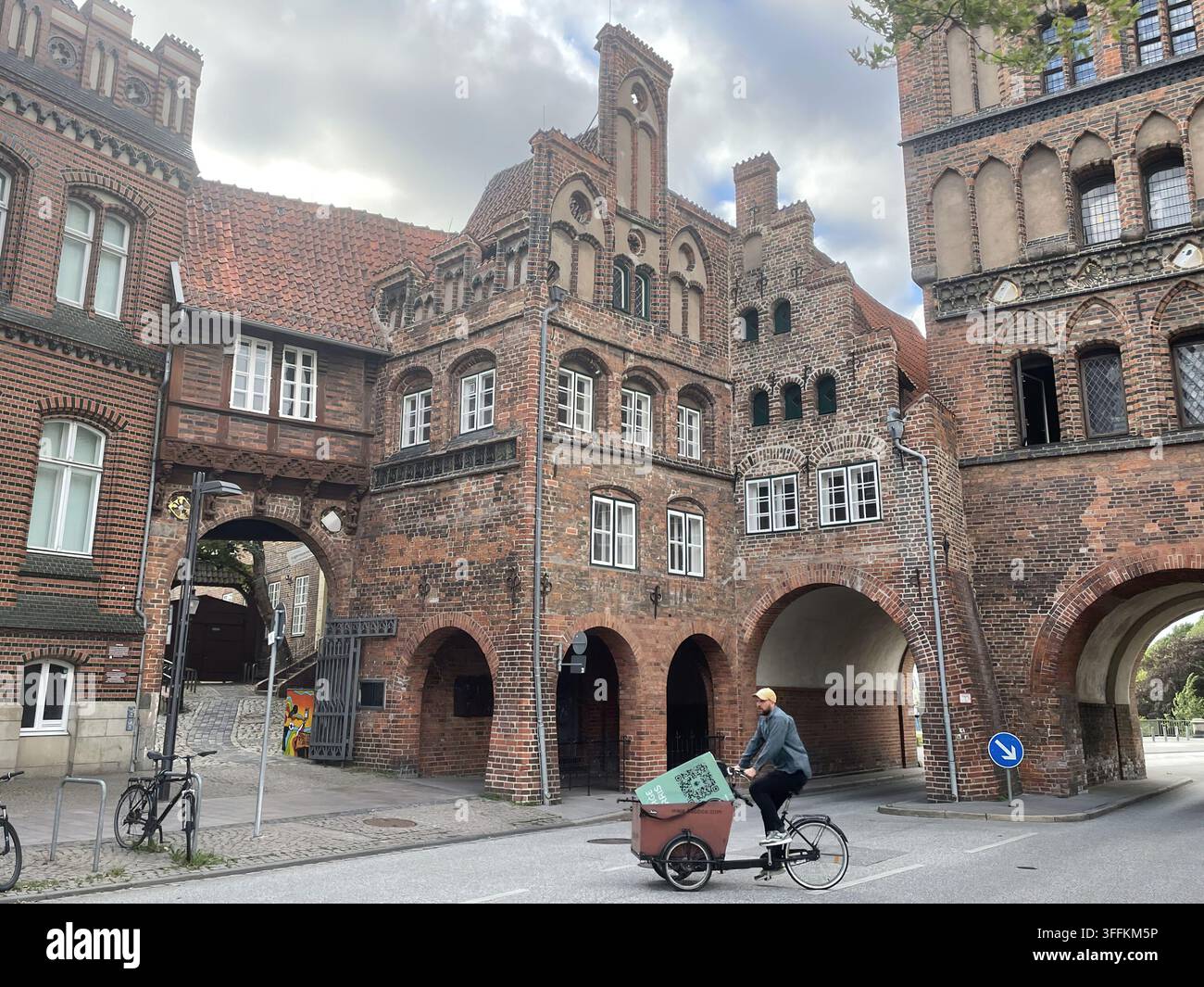 Il Burgtor (Porta del Castello) nella città anseatica di Lubecca, nel nord della Germania, è una storica porta gotica in mattoni. Costruita nel 1444, fungeva da città n Foto Stock
