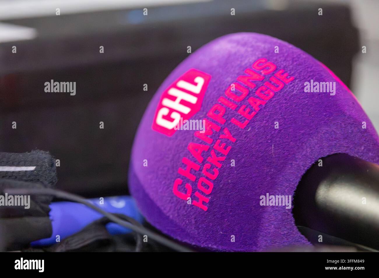 Primo piano di un microfono con il logo CHL (Champions Hockey League) Foto Stock