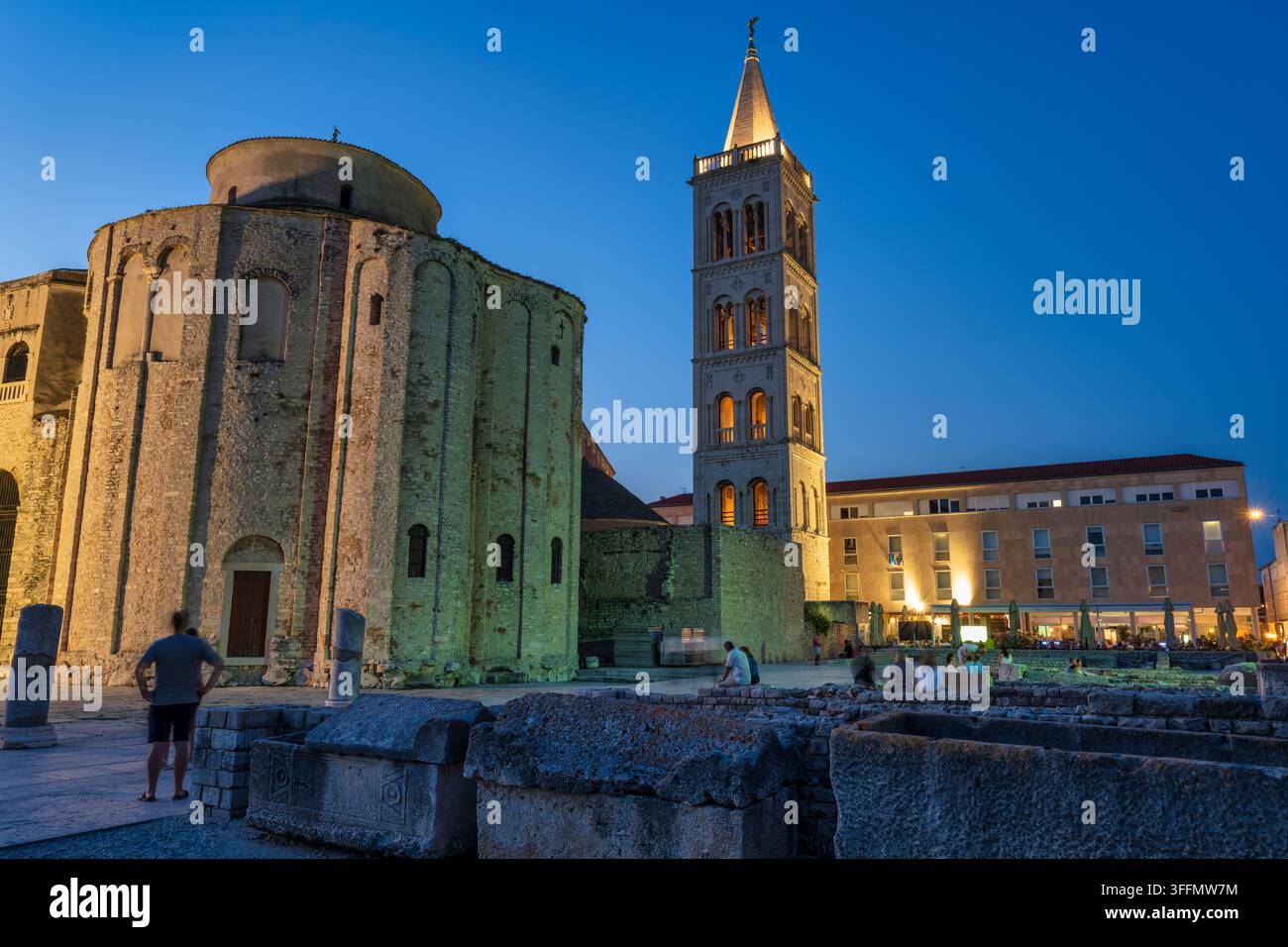 Chiesa di San Donato e campanile della cattedrale di Zara al crepuscolo dal foro romano nel centro storico di Zara sulla costa dalmata della Croazia Foto Stock