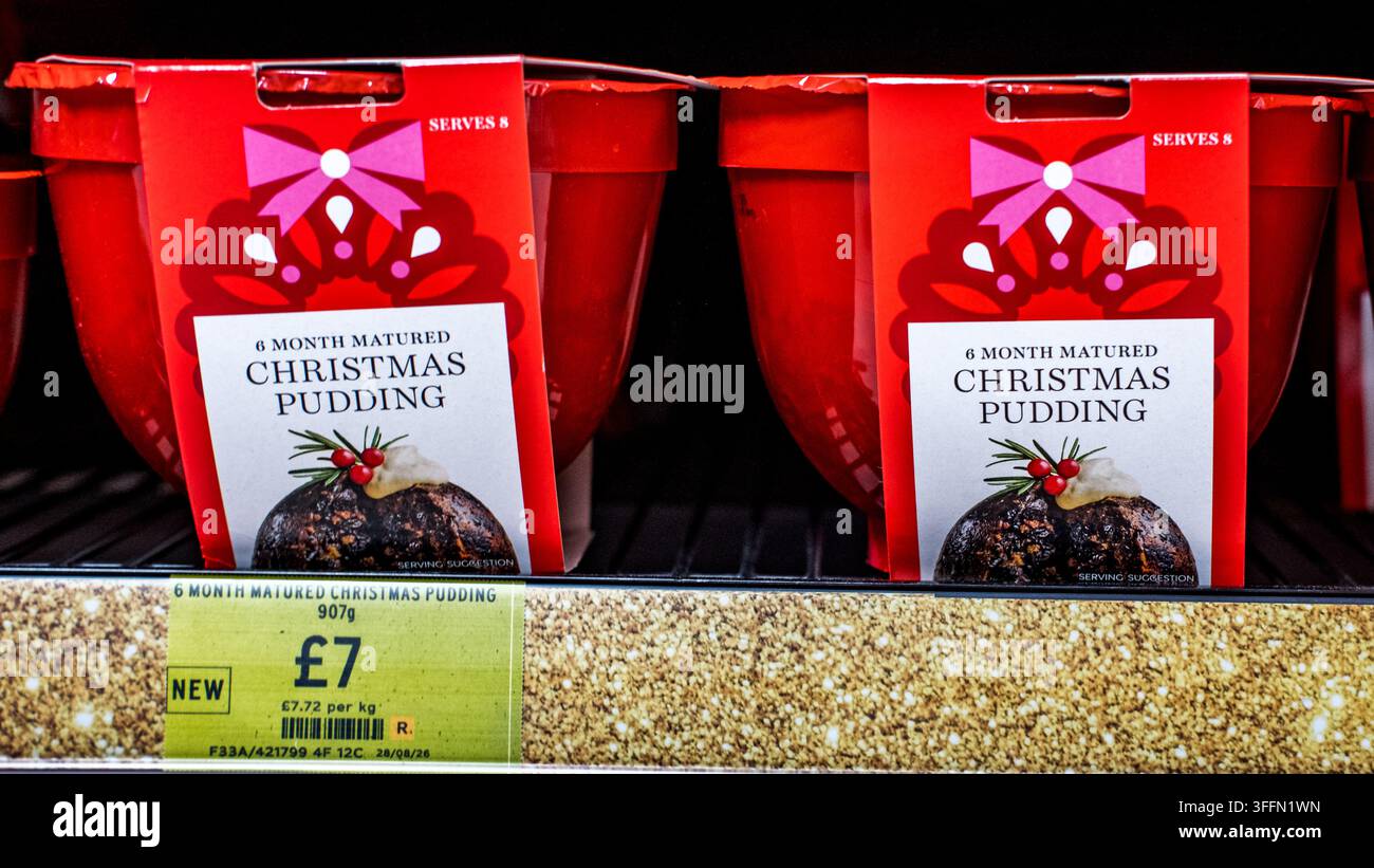 Londra, Regno Unito, 09 settembre 2026, Primo piano di un budino di Natale maturo di 6 mesi di Marks And Spencer con cartellino del prezzo, Regno Unito Foto Stock