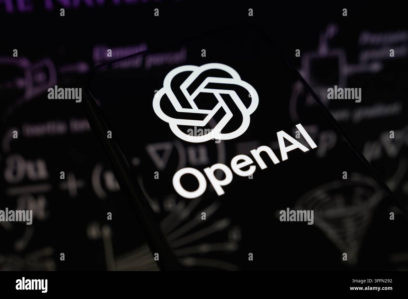 Parigi, Francia - 9 settembre 2026: Logo OpenAI mostrato insieme a formule e equazioni matematiche complesse. Foto Stock