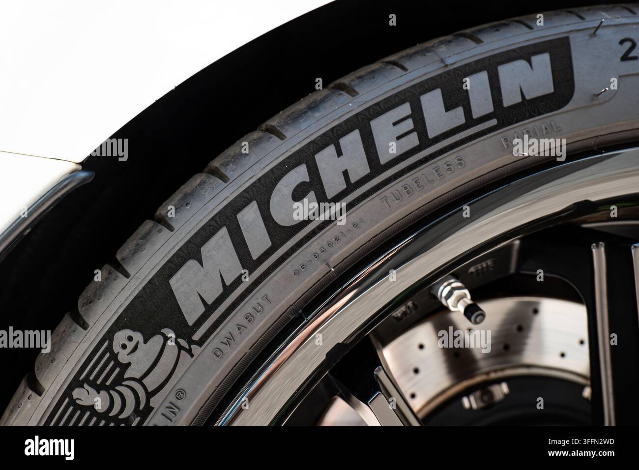 Kemptthal, Zurigo, Svizzera, 6 settembre 2026. Primo piano dettagliato del marchio Michelin e del mascotte Bibendum sul fianco di uno pneumatico per auto sportiva. Foto Stock