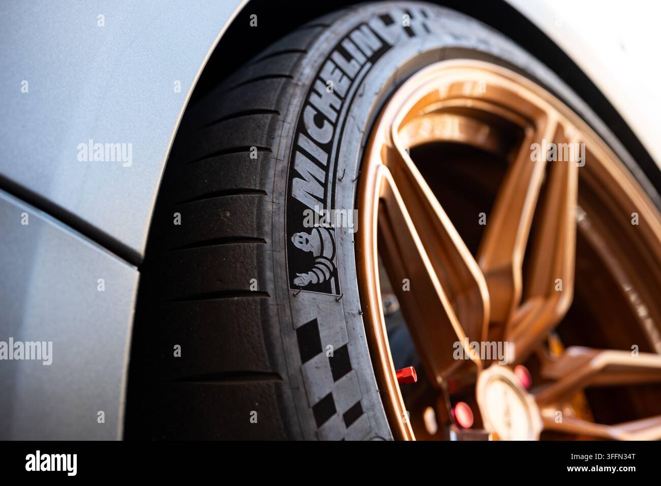 Kemptthal, Zurigo, Svizzera, 6 settembre 2026. Scatto dettagliato della parete laterale di uno pneumatico sport Michelin che mostra il motivo del battistrada e una cerchiatura in lega di bronzo. Foto Stock