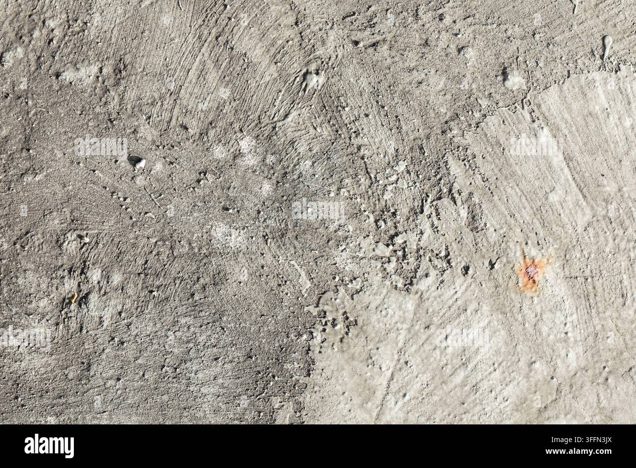 Superficie di cemento grigio ruvida con segni naturali irregolari e texture porosa Foto Stock