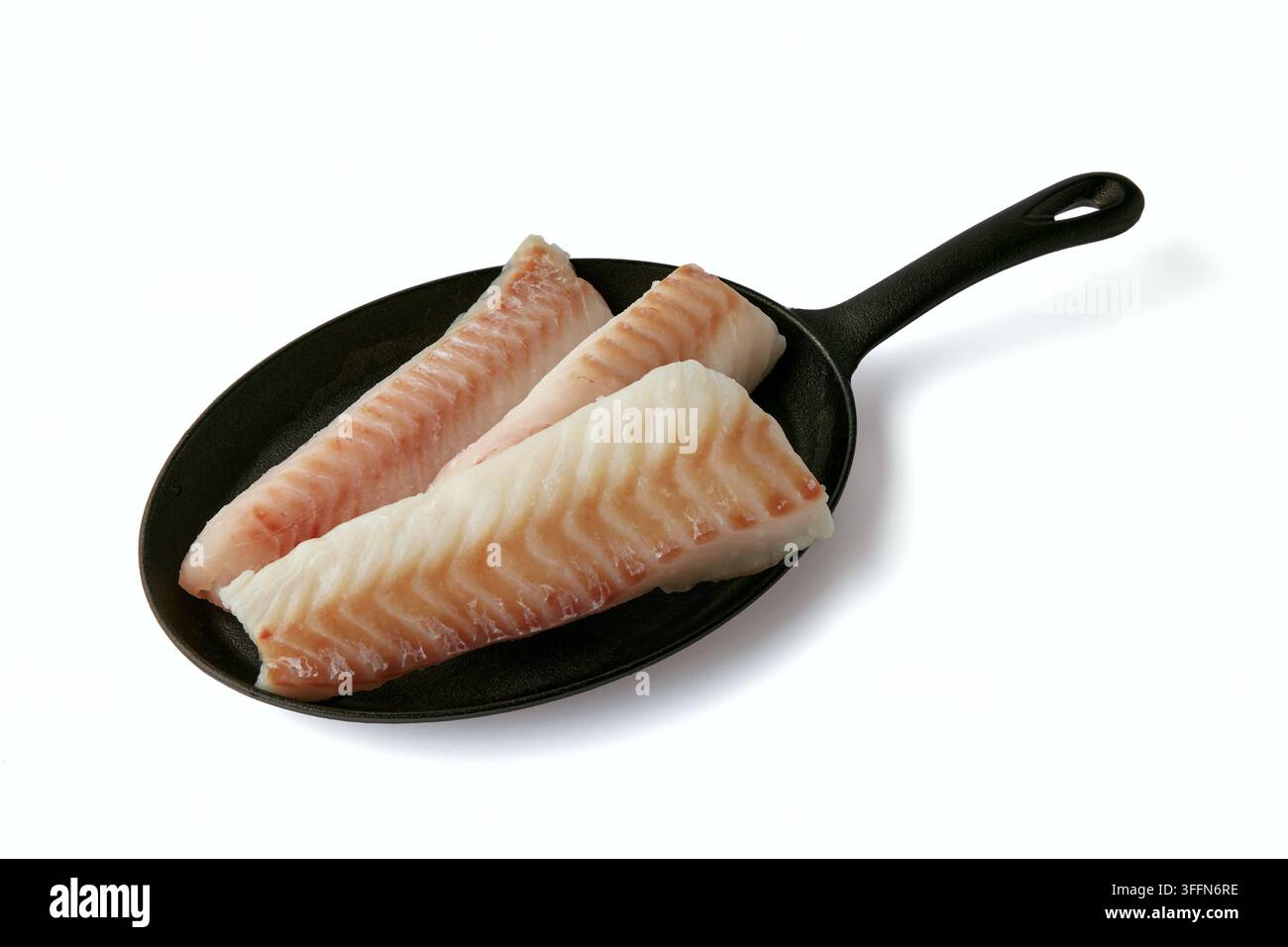 Filetti di merluzzo crudo freschi in padella di ghisa Foto Stock