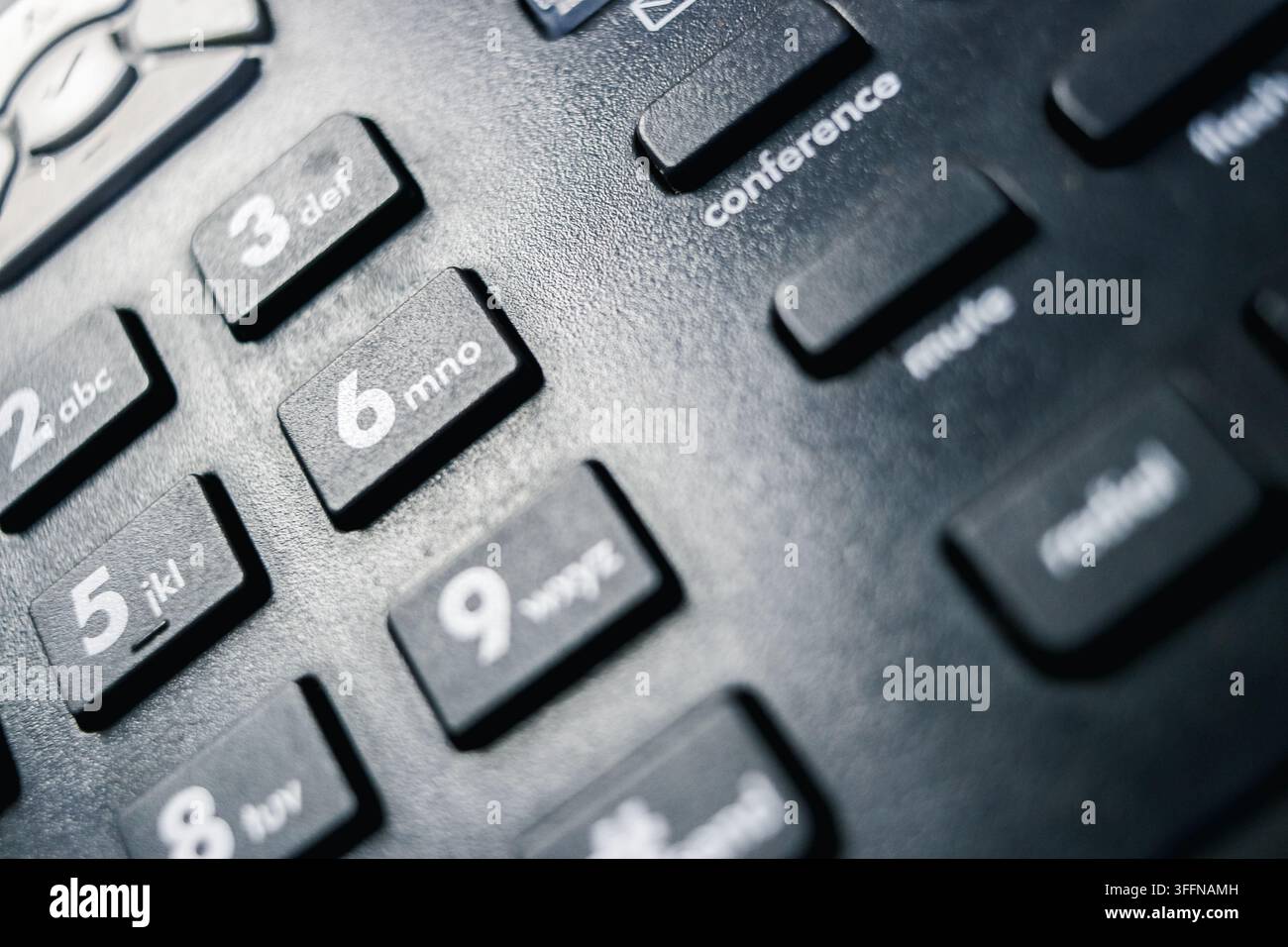 Immagine ingrandita di una tastiera telefonica analogica con tastierino numerico in primo piano. Foto Stock