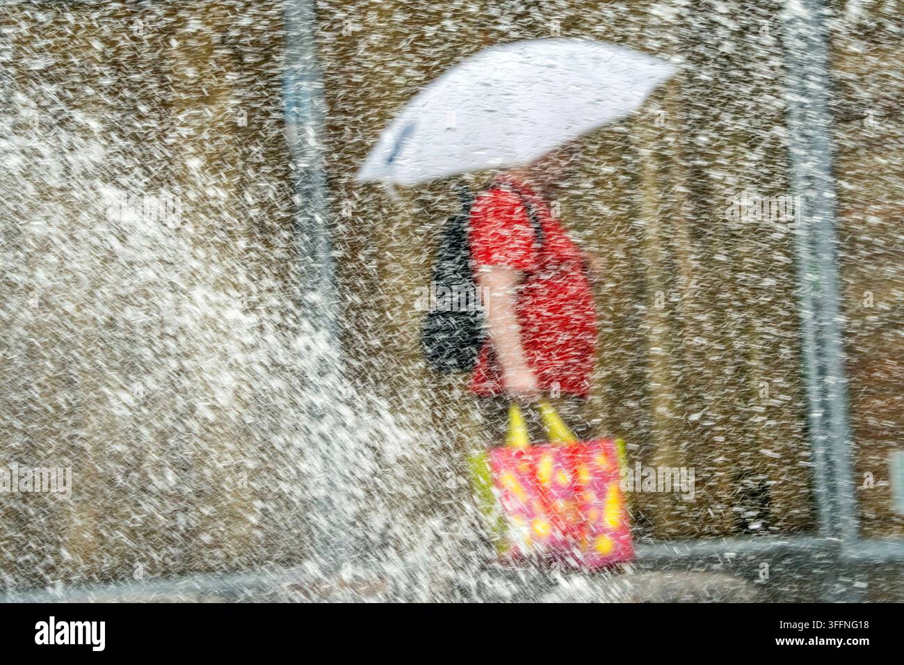 Shopping sotto la pioggia, Passante con ombrello allo Stachus, fotografato simbolicamente attraverso le fontane dello Stachusbrunnen, si sente già l’autunno con il tempo piovoso a 16 gradi, Monaco di Baviera, settembre 2026 Germania, Monaco di Baviera, settembre 2026, Shopping sotto la pioggia, Passante con ombrello allo Stachus, fotografato attraverso le fontane dello Stachusbrunnen, il muro di gocce d’acqua getta un velo sulla scena, si sente già l’autunno con il tempo piovoso a 16 gradi, i colori mettono accenti luminosi nel tempo piovoso grigio, commercio al dettaglio, fatturato, fine estate, centro città, economia, Bavaria, *** Foto Stock