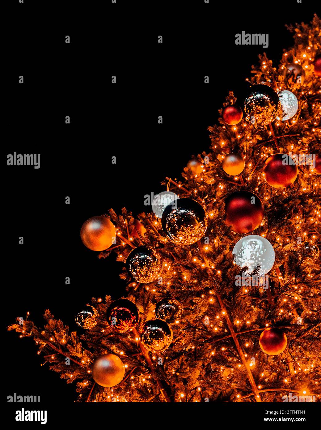 Decorazioni luminose per alberi di Natale in un ambiente interno accogliente Foto Stock