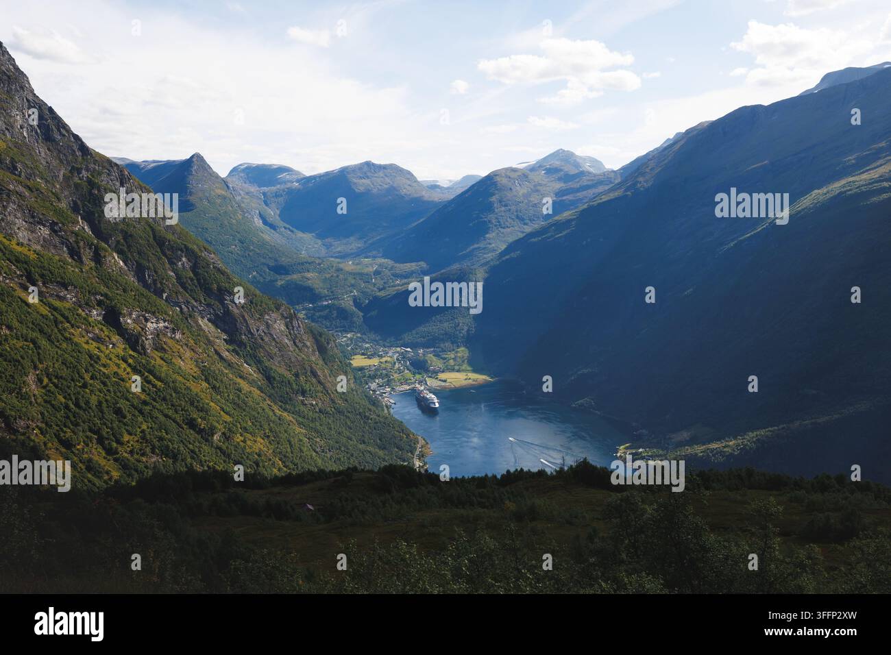 Geiranger, Norvegia – 26 agosto 2026: La nave da crociera Celebrity Apex gestita da Celebrity Cruises è ormeggiata nel Geirangerfjord, portando migliaia di passeggeri da crociera Foto Stock