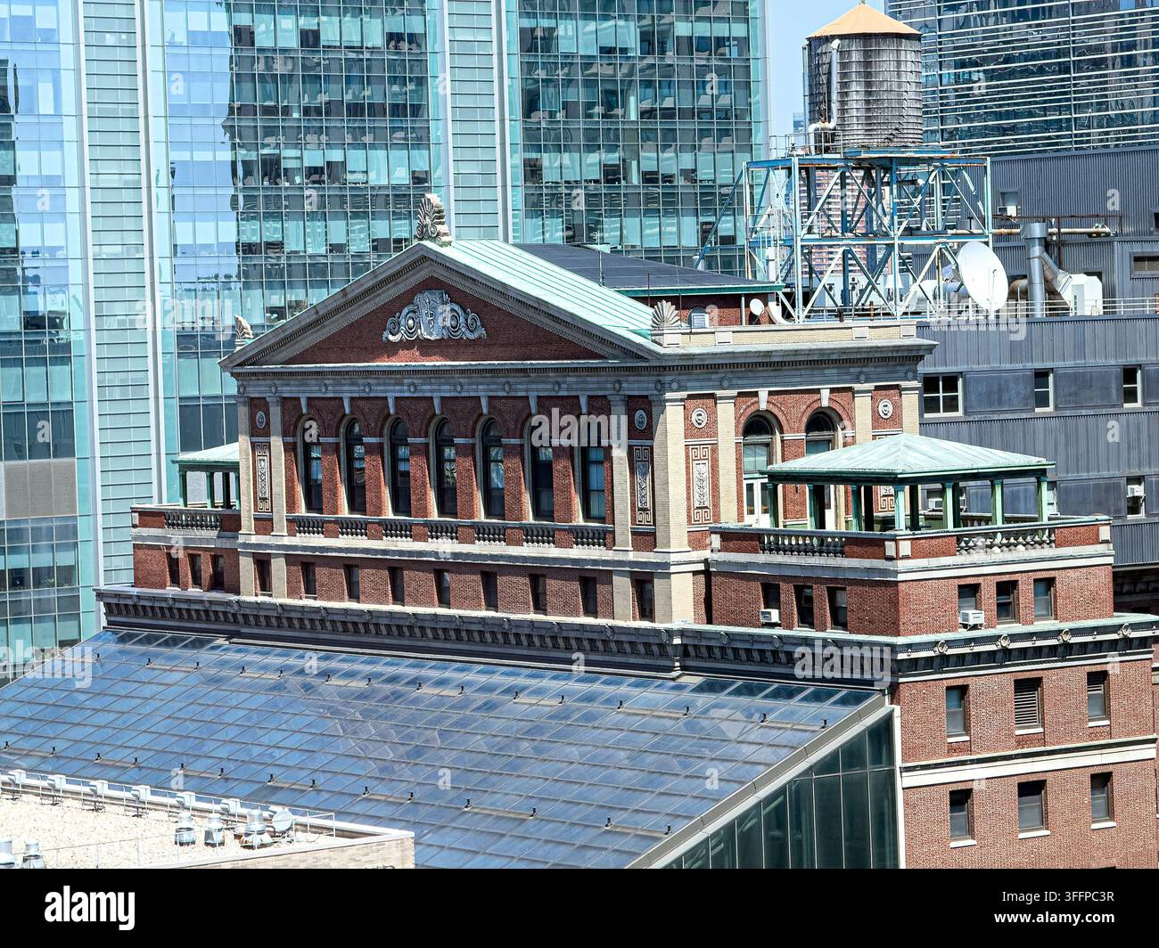 Bellevue Hospital Center, vista ad angolo alto dell'esterno dell'edificio e della scena stradale, 462 First Avenue, con gli edifici dell'Alexandria Center for Life Science i Foto Stock