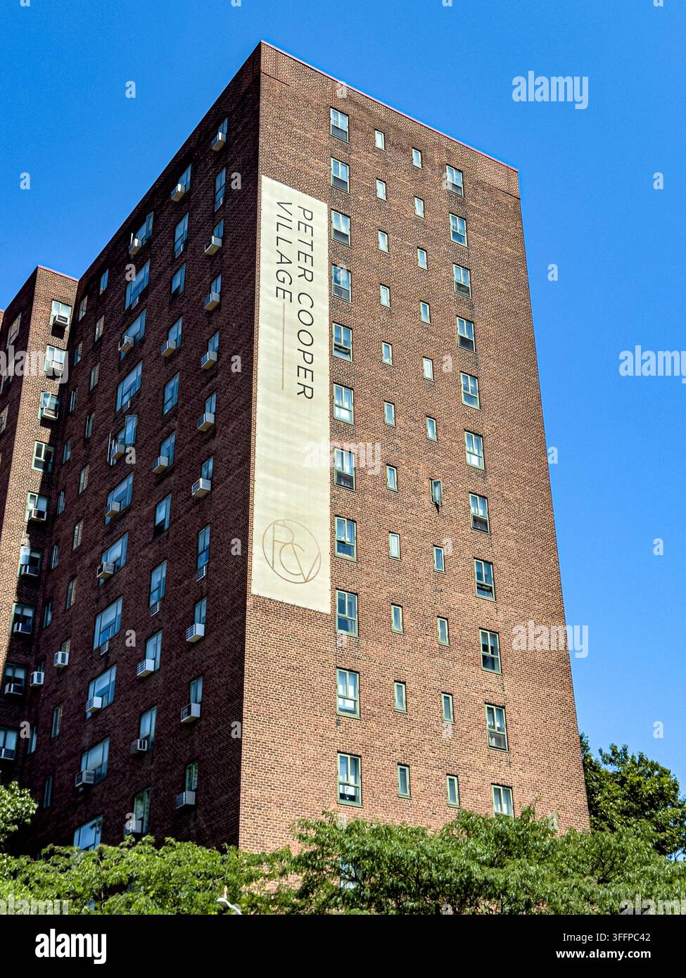 Appartamenti residenziali Peter Cooper Village, edificio residenziale esterno, Stuyvesant Town, Manhattan, New York City, New York, USA Foto Stock