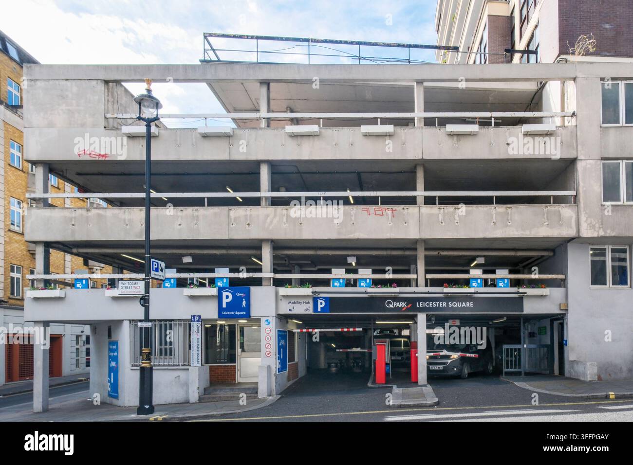 Parcheggio di Whitcomb Street, parte di un progetto di riqualificazione più ampio del sito di Huguenot House da parte del Consiglio di Westminster, centro di Londra, Regno Unito Foto Stock