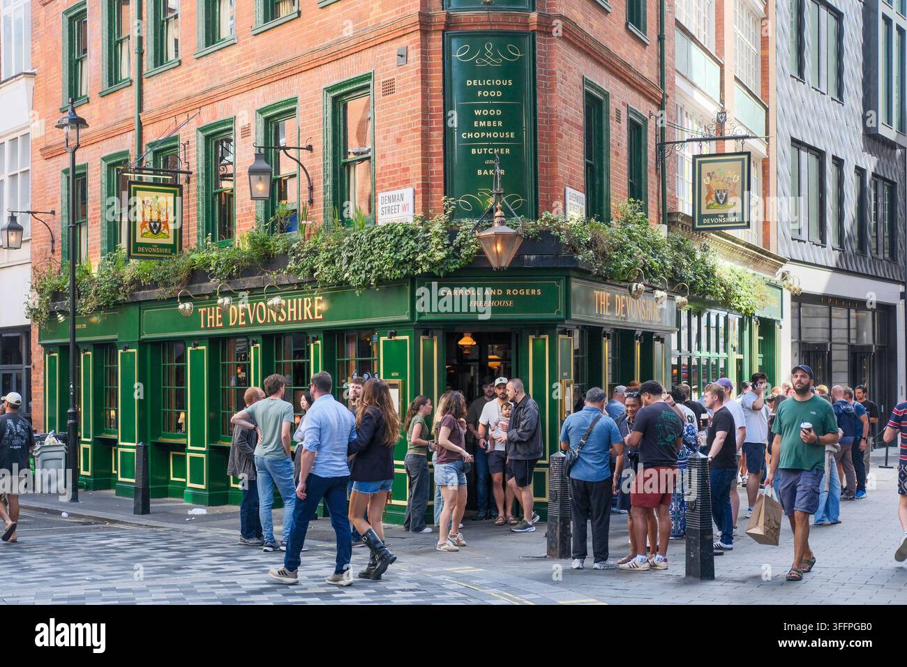 Il pub Devonshire, atmosfera da pub londinese vecchio stile, cibo da gastropub di livello Michelin e vendite record di Guinness, Denman Street, Soho, Londra. Foto Stock