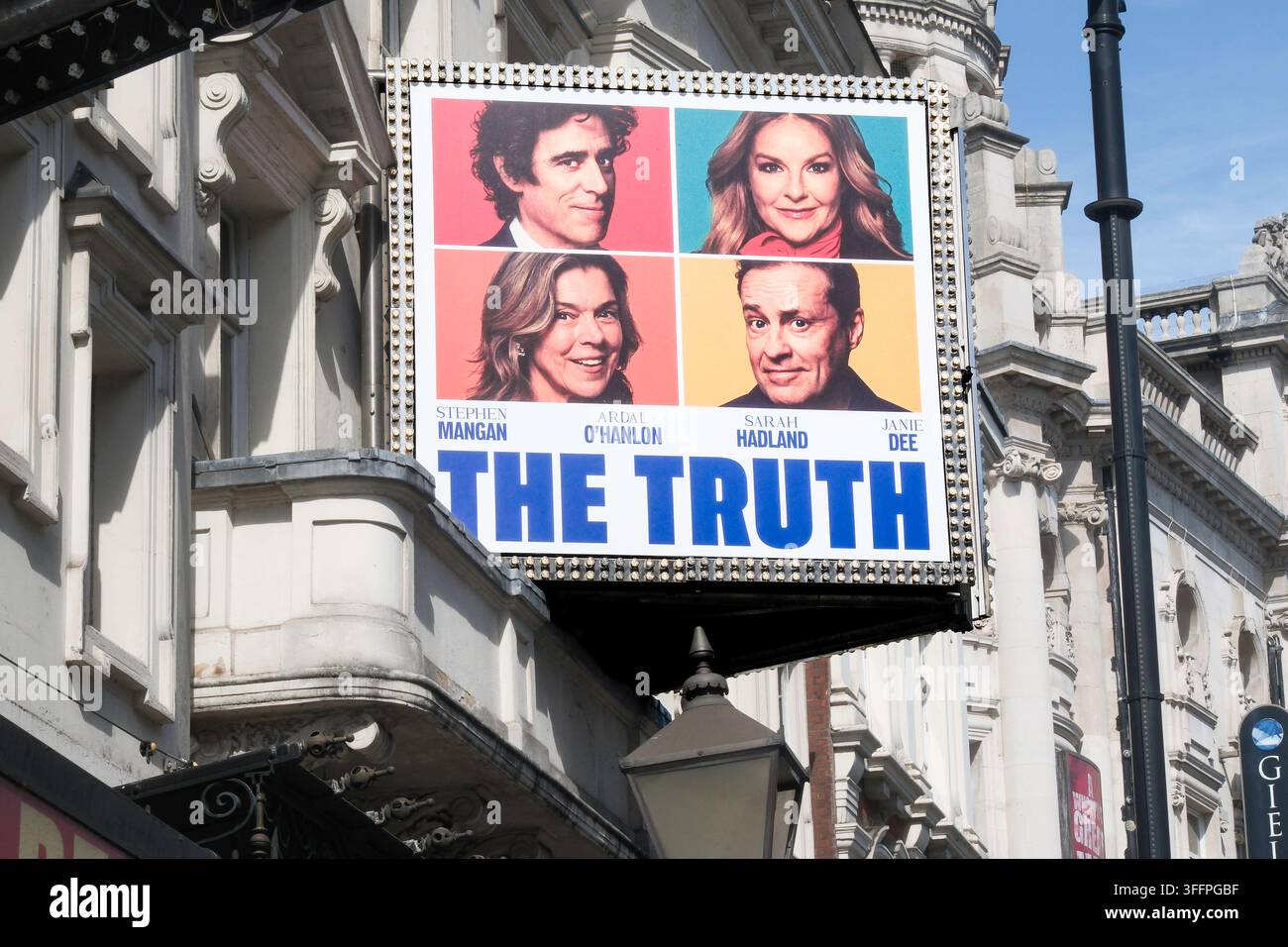 The Truth, una commedia nominata agli Olivier Award di Florian Zeller all'Apollo Theatre, Shaftesbury Ave, Londra Foto Stock