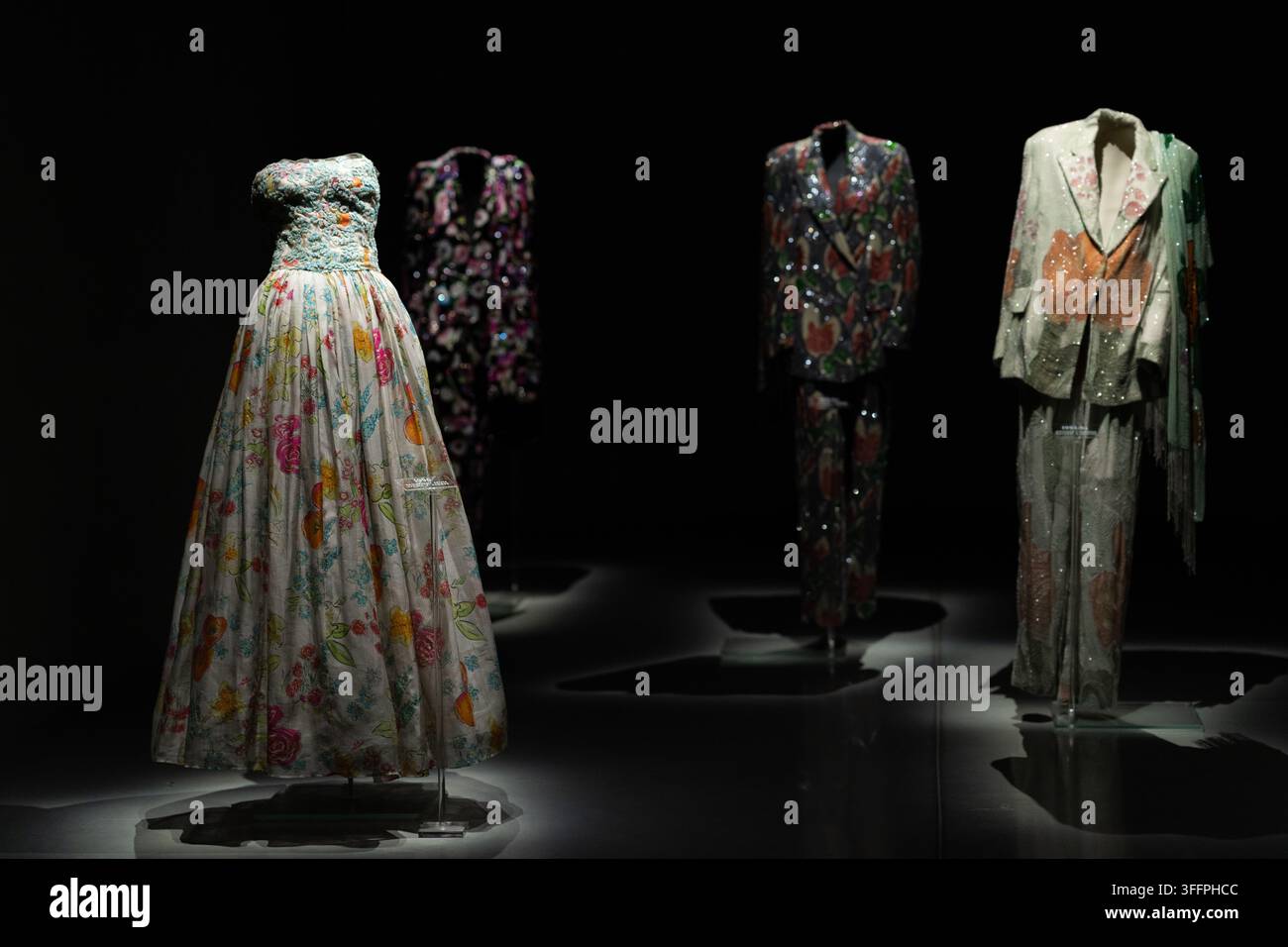 Milano, Italia - 04.12.2022: Abito da sera floreale e abiti con paillettes in mostra nella mostra di moda di Armani Silos Foto Stock