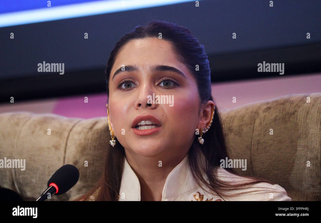 L'attrice indiana di Bollywood Sharvari Wag si rivolge ai media durante il Festival internazionale del cinema di Jammu e Kashmir al Sher-i-Kashmir International Conference Centre (SKICC) a Srinagar, Jammu e Kashmir, India, il 9 settembre 2026. Il Festival internazionale del cinema di Jammu e Kashmir (IFFJK), della durata di quattro giorni, si svolge dal 7 al 10 settembre e presenta 135 film provenienti da 41 paesi. L'evento riunisce registi, artisti, professionisti del settore e appassionati di cinema indiani e stranieri, offrendo una piattaforma ai registi regionali per presentare il loro lavoro e interagire con il cinema internazionale. Foto Stock
