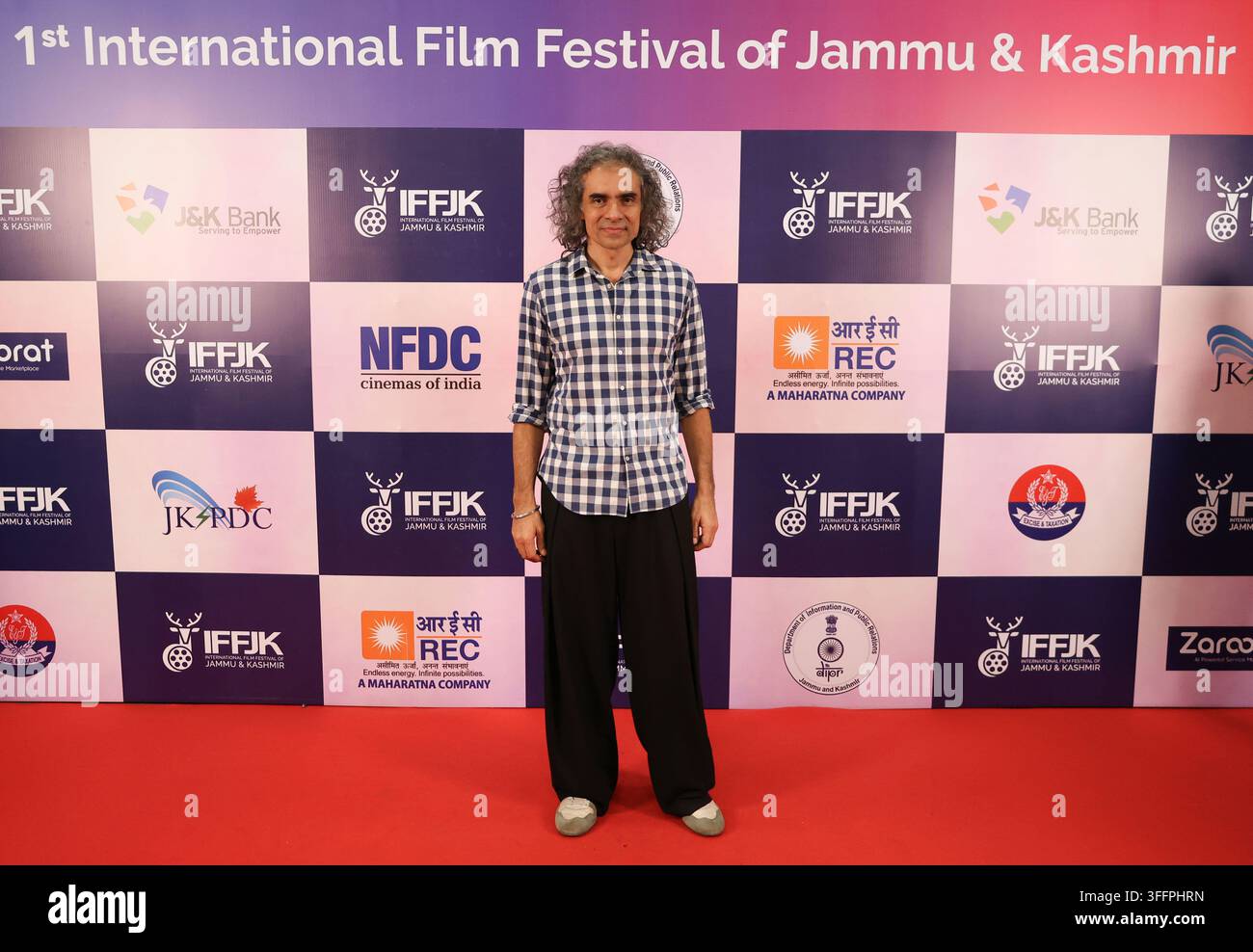 Il regista indiano Imtiaz Ali posa per una foto mentre partecipa al Festival internazionale del cinema di Jammu e Kashmir al Centro conferenze internazionale Sher-i-Kashmir a Srinagar, Jammu e Kashmir, India, il 9 settembre 2026. Il festival di quattro giorni si svolge dal 7 al 10 settembre e presenta 135 film provenienti da 41 paesi. L'evento riunisce registi, artisti, professionisti del settore e appassionati di cinema provenienti dall'India e dall'estero. Il Kashmir ha servito come sfondo per numerosi film hindi nel corso dei decenni, e il festival mira a promuovere la regione come destinazione per la produzione cinematografica, l'ex Foto Stock