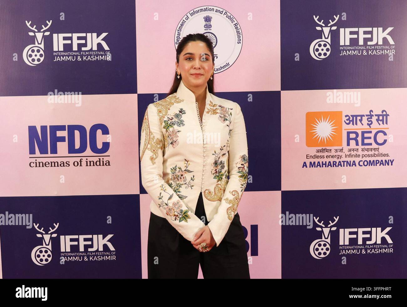 Attrice indiana di Bollywood Sharvari Wag posa per una foto durante la sua partecipazione al Festival internazionale del cinema di Jammu e Kashmir al Sher-i-Kashmir International Conference Centre (SKICC) a Srinagar, Jammu e Kashmir, India, il 9 settembre 2026. Il Festival internazionale del cinema di Jammu e Kashmir (IFFJK), della durata di quattro giorni, si svolge dal 7 al 10 settembre e presenta 135 film provenienti da 41 paesi. L’evento riunisce registi, artisti, professionisti del settore e appassionati di cinema dall’India e dall’estero, offrendo una piattaforma ai registi regionali per mostrare il loro lavoro e interagire con il mondo internazionale Foto Stock